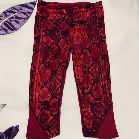 LuluLemon 4 Red Snakeprint Crops Capris - Picture 4 of 9